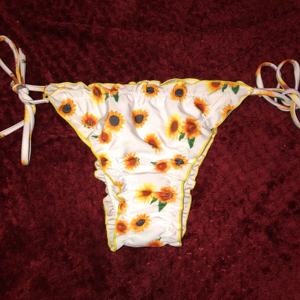 Cute scalloped bathing suit bottoms. 🌼❤️